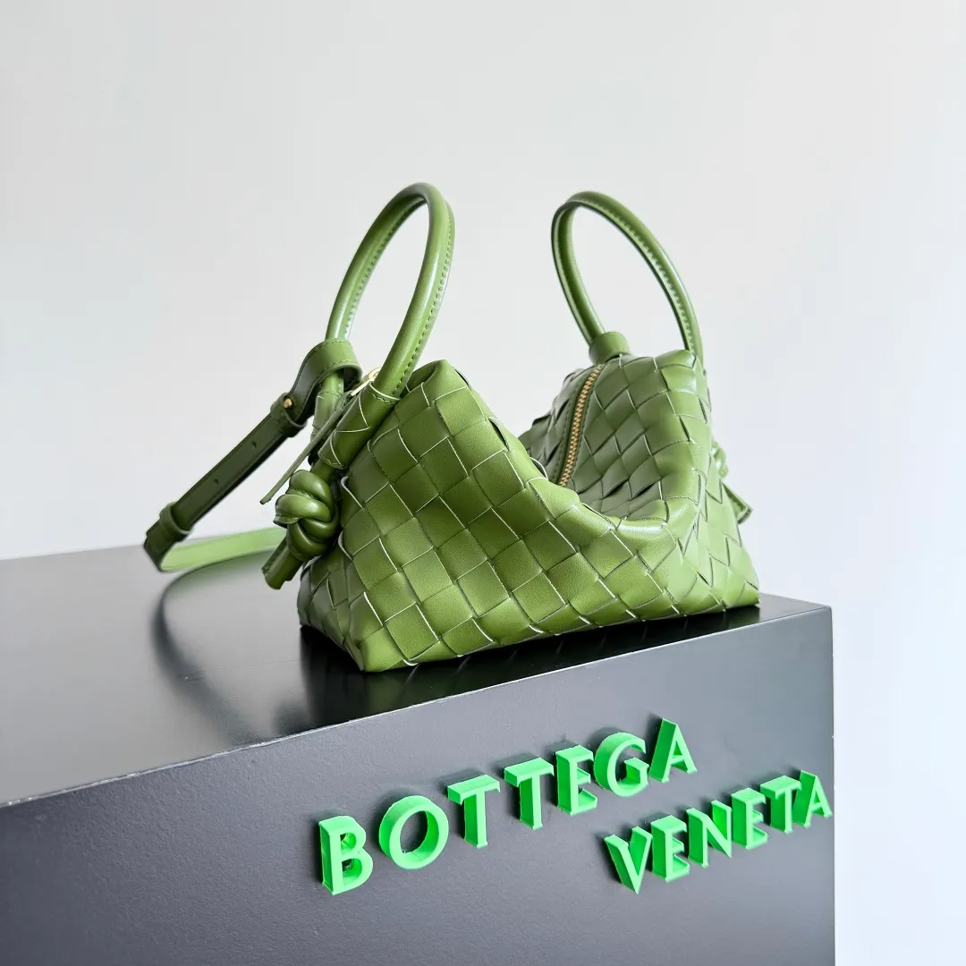 Batch 1360 BOTTEGA VENETA 2024 new loop is here! ! Many girls who like BV have owned the Loop bag. It has a simple appearance, classic weaving, and a compact and lightweight bag shape. This innovation continues the "camera bag" shape. Unlike the traditional Loop bag, which can only be worn as a crossbody bag, this innovation It can be carried by hand or cross-body, satisfying both the concave shape and daily needs. The oversized buckle can be folded and used as a handle. The sultry heat in summer ☀️ usually reduces people's desires. Having a lightweight bag will greatly enhance the happiness of traveling🫧 Style number: 796615 Size: 19*12*9cm